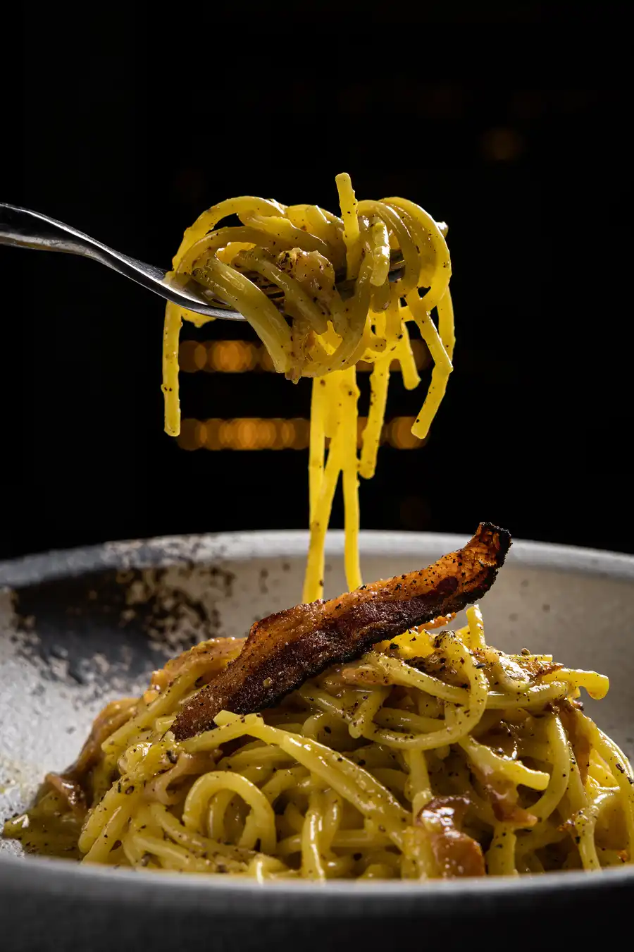 Традиционные спагетти Карбонара в итальянском ресторане LureMe на Патриарших прудах